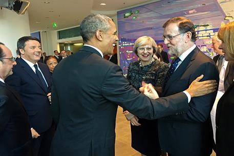 18/11/2016. Rajoy viaja a Berlín. El presidente del Gobierno, Mariano Rajoy, saluda al presidente de los Estados Unidos, Barack Obama, antes...
